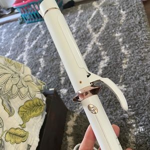 T3 curling iron. 1 1/4inch